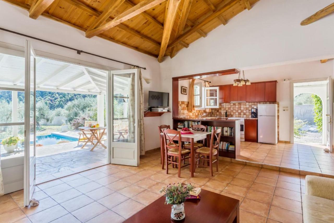Villa Tassoula Isomata Buitenkant foto