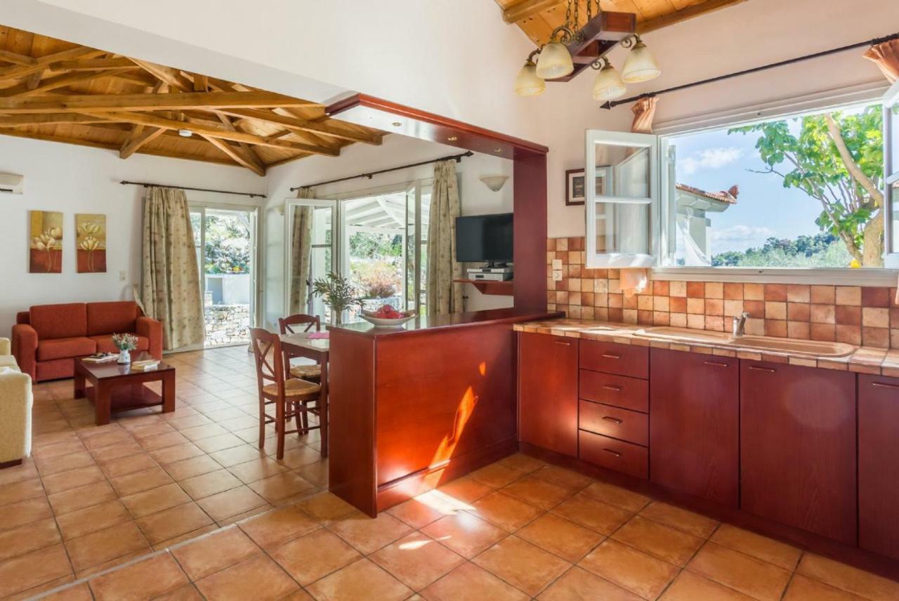 Villa Tassoula Isomata Buitenkant foto
